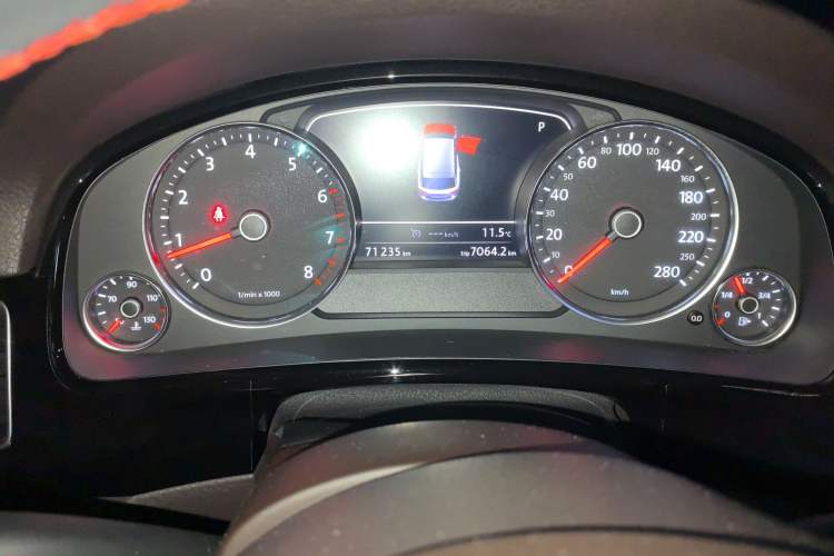 Used Volkswagen Touareg 2017 3.0 TSI Touareg Edition Odometer Close Up