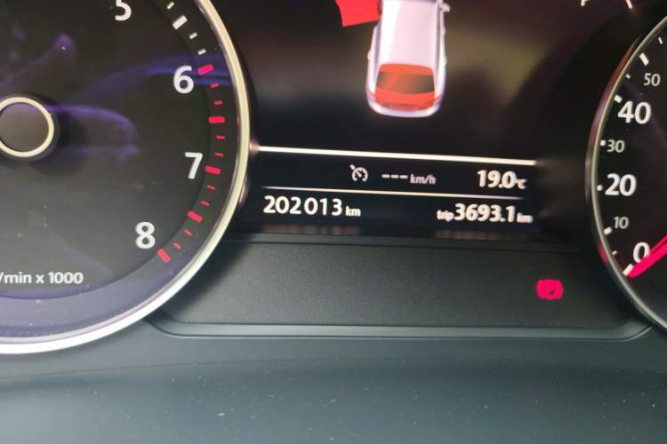 Used Volkswagen Touareg 2017 3.0 TSI Yuyue Model Odometer Close Up