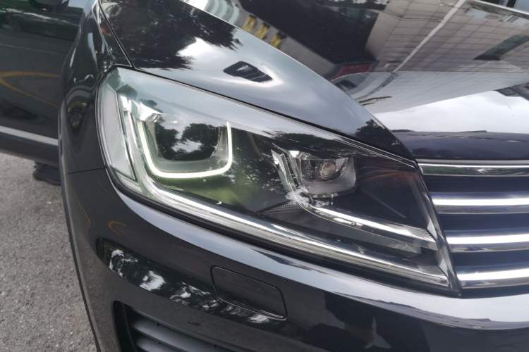 Used Volkswagen Touareg 2017 3.0 TSI Touareg Model Right Front Headlight