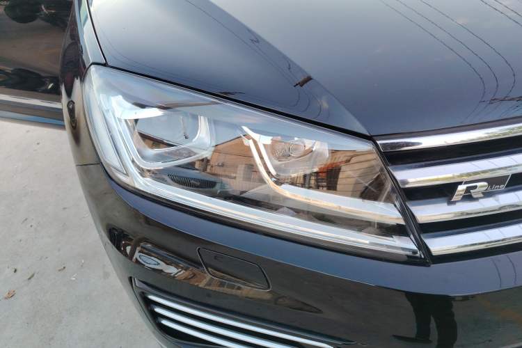 Used Volkswagen Touareg 2017 3.0 TSI Yuyue Model Right Front Headlight