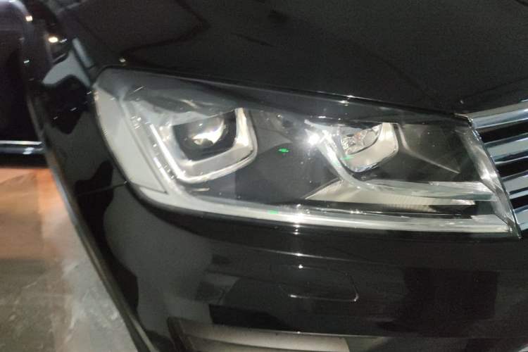 Used Volkswagen Touareg 2017 3.0 TSI Touareg Model Right Front Headlight