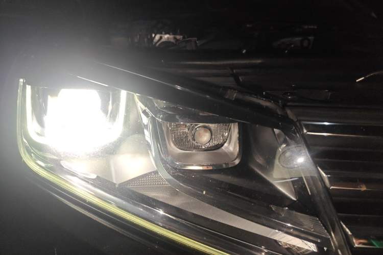 Used Volkswagen Touareg 2017 3.0 TSI Touareg Model Right Front Headlight