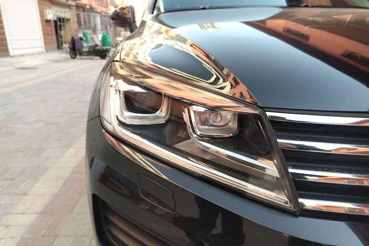 Used Volkswagen Touareg 2017 3.0 TSI Touareg Model Right Front Headlight