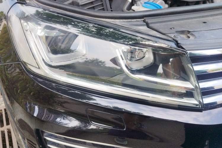 Used Volkswagen Touareg 2017 3.0 TSI Touareg Model Right Front Headlight