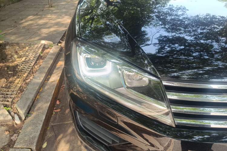 Used Volkswagen Touareg 2017 3.0 TSI Touareg Model Right Front Headlight