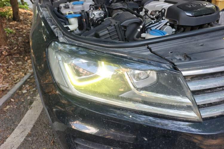 Used Volkswagen Touareg 2017 3.0 TSI Touareg Model Right Front Headlight