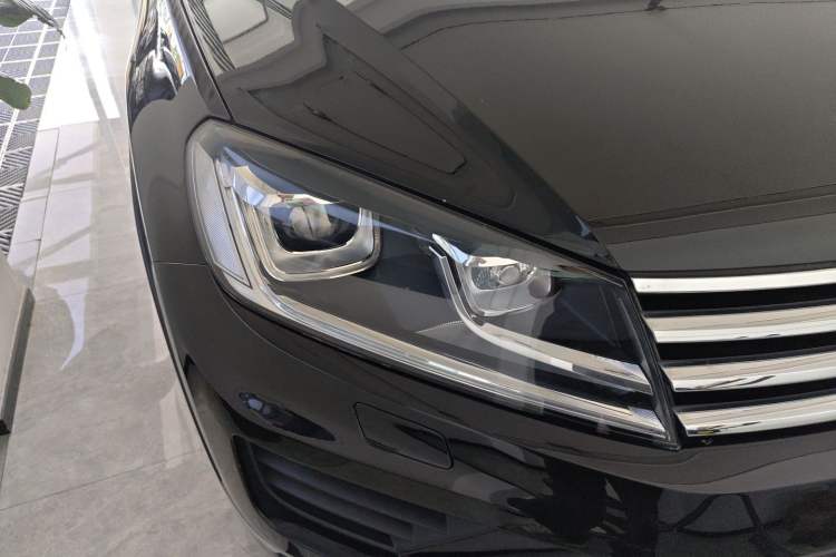 Used Volkswagen Touareg 2017 3.0 TSI Touareg Model Right Front Headlight