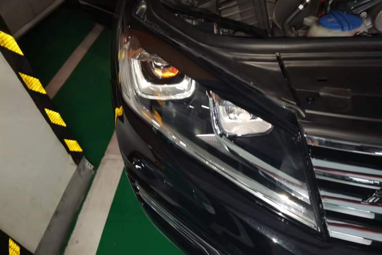 Used Volkswagen Touareg 2017 3.0 TSI Yuyue Model Right Front Headlight