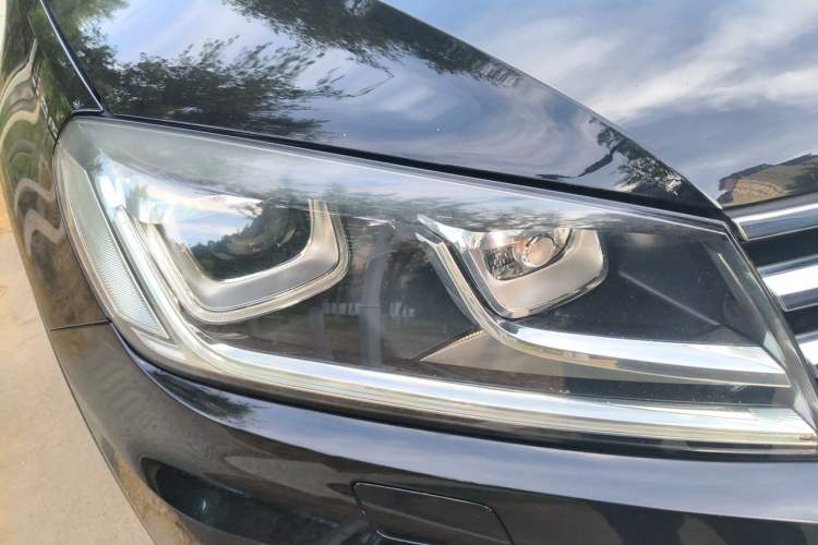 Used Volkswagen Touareg 2017 3.0 TSI Touareg Model Right Front Headlight