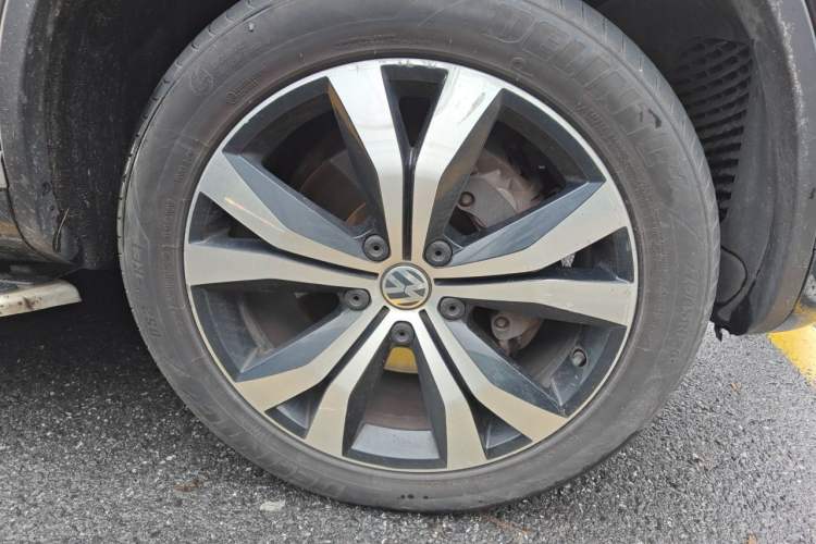 Used Volkswagen Touareg 2017 3.0 TSI Touareg Edition Right Front Wheel Hub