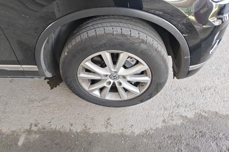 Used Volkswagen Touareg 2017 3.0 TSI Touareg Model Right Front Wheel Hub