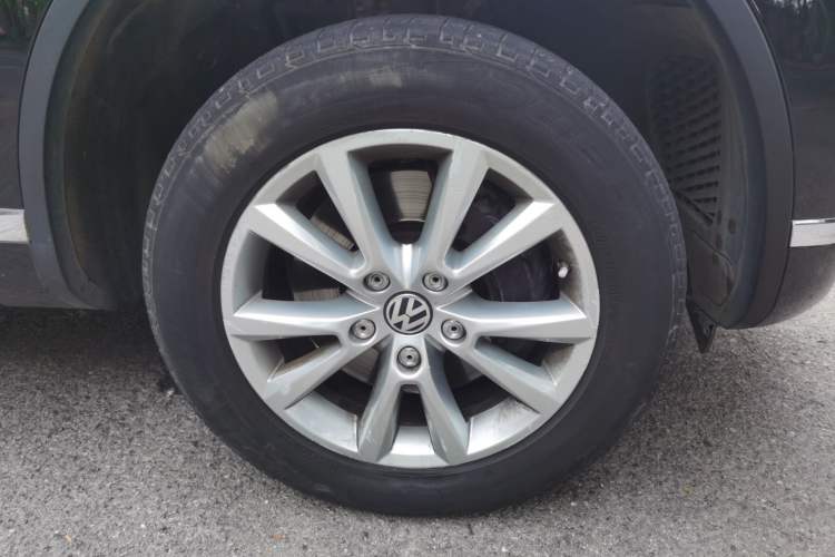 Used Volkswagen Touareg 2017 3.0 TSI Touareg Model Right Front Wheel Hub