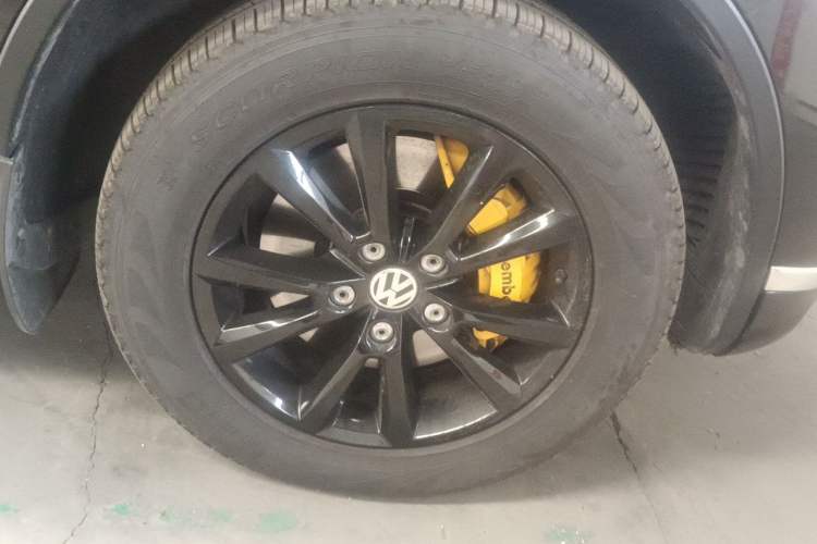 Used Volkswagen Touareg 2017 3.0 TSI Touareg Model Right Front Wheel Hub