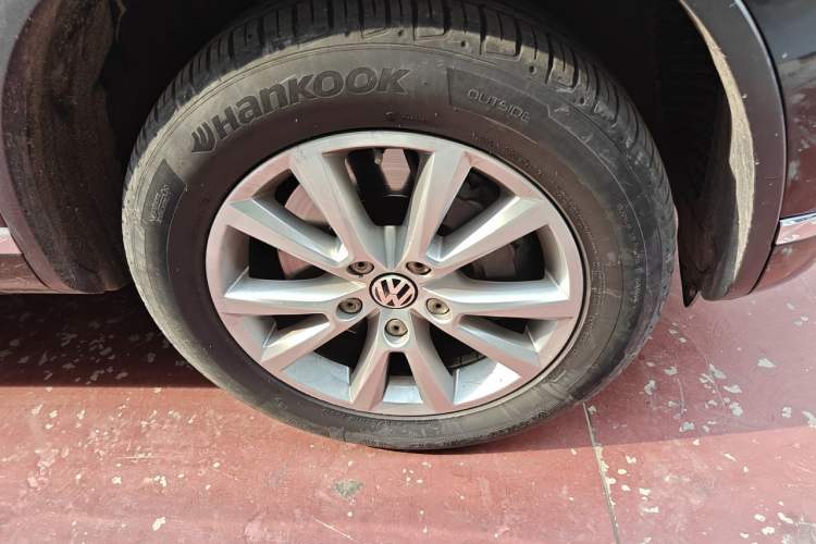 Used Volkswagen Touareg 2017 3.0 TSI Touareg Model Right Front Wheel Hub
