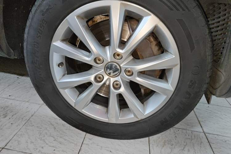 Used Volkswagen Touareg 2017 3.0 TSI Touareg Model Right Front Wheel Hub