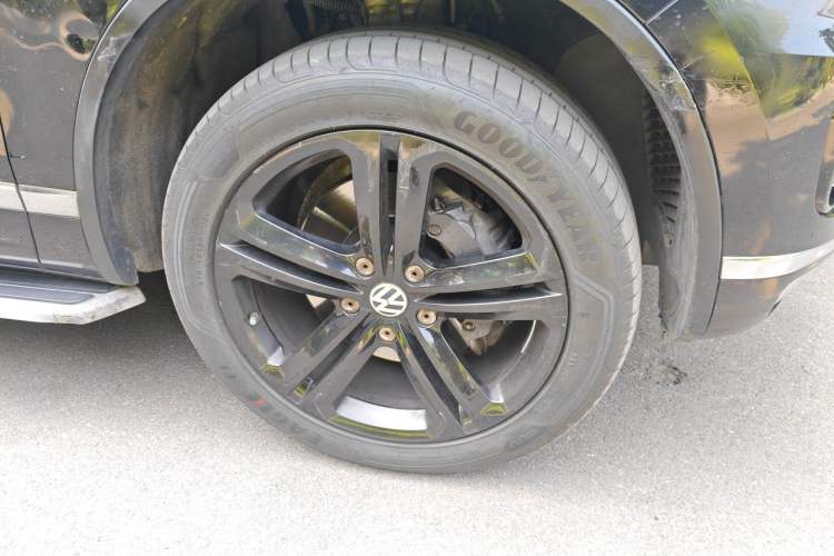 Used Volkswagen Touareg 2017 3.0 TSI Executive Edition Right Front Wheel Hub