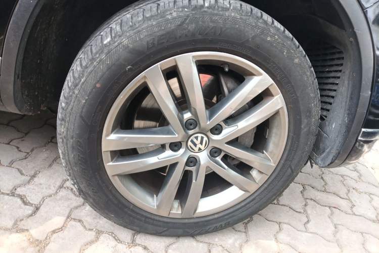 Used Volkswagen Touareg 2017 3.0 TSI Touareg Edition Right Front Wheel Hub