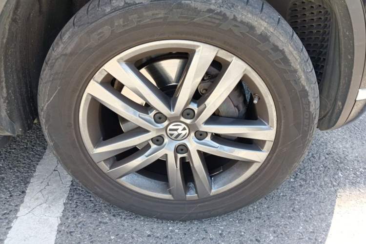 Used Volkswagen Touareg 2017 3.0 TSI Touareg Edition Right Front Wheel Hub