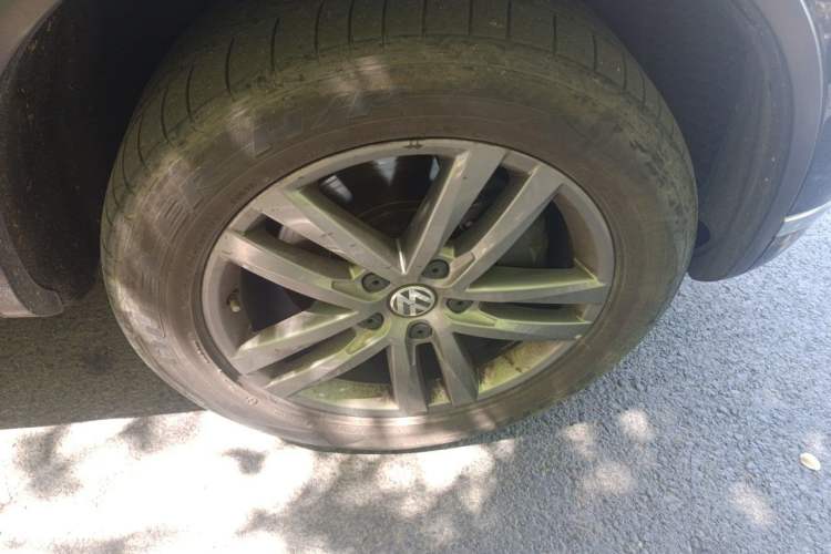 Used Volkswagen Touareg 2017 3.0 TSI Touareg Edition Right Front Wheel Hub