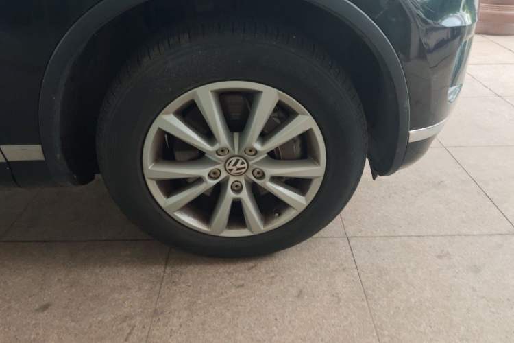 Used Volkswagen Touareg 2017 3.0 TSI Touareg Model Right Front Wheel Hub