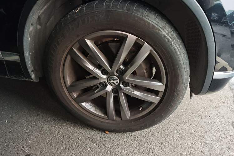 Used Volkswagen Touareg 2017 3.0 TSI Touareg Edition Right Front Wheel Hub