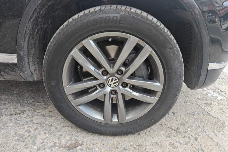 Used Volkswagen Touareg 2017 3.0 TSI Touareg Edition Right Front Wheel Hub