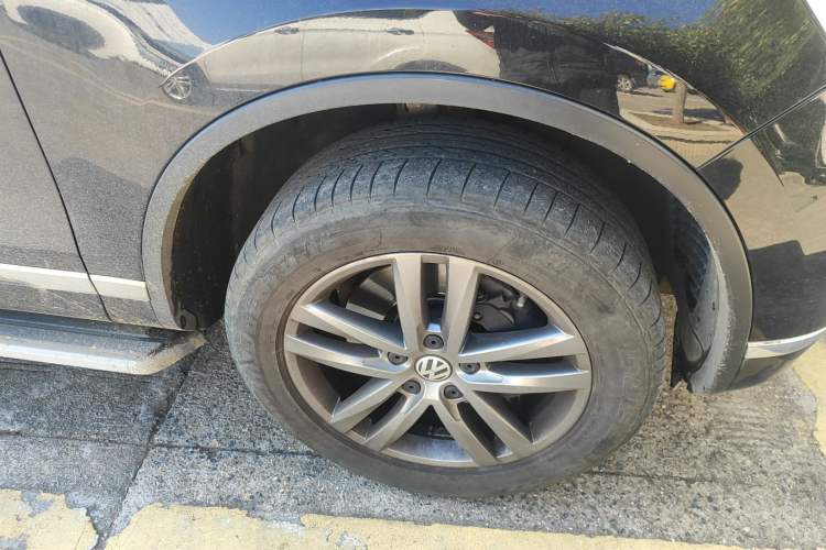 Used Volkswagen Touareg 2017 3.0 TSI Touareg Model Right Front Wheel Hub