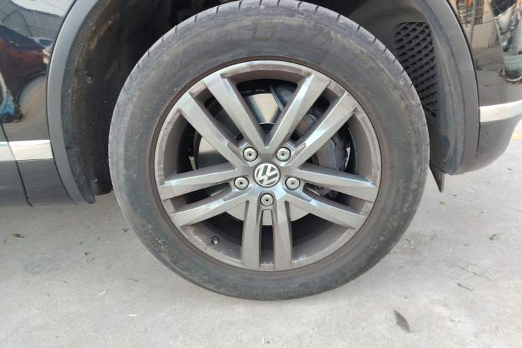Used Volkswagen Touareg 2017 3.0 TSI Yuyue Model Right Front Wheel Hub