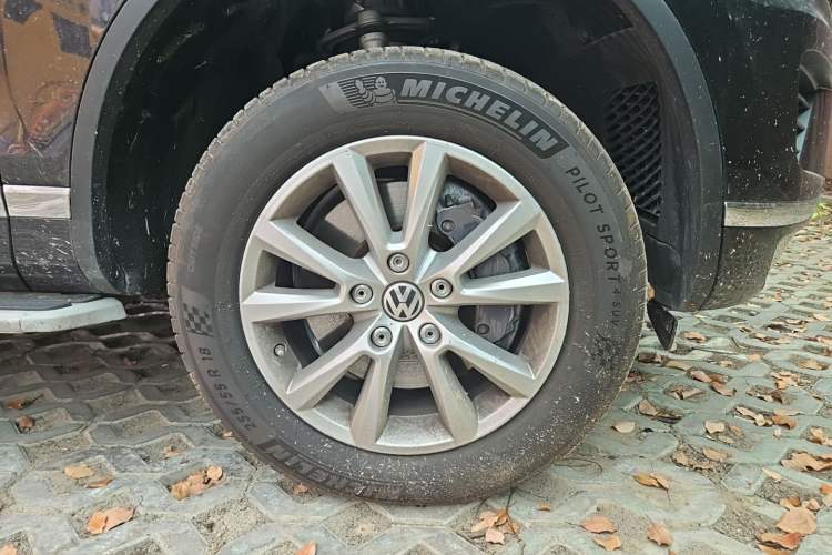 Used Volkswagen Touareg 2017 3.0 TSI Touareg Edition Right Front Wheel Hub