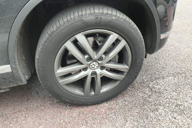 Used Volkswagen Touareg 2017 3.0 TSI Touareg Edition Right Front Wheel Hub