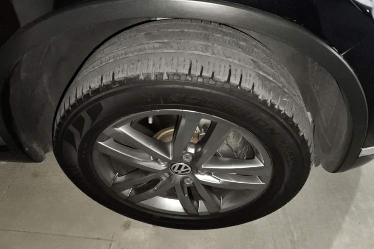 Used Volkswagen Touareg 2017 3.0 TSI Touareg Edition Right Front Wheel Hub