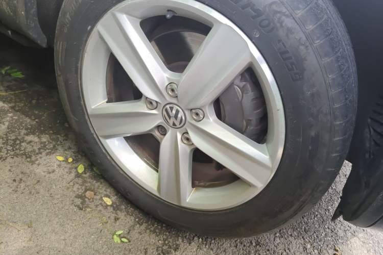 Used Volkswagen Touareg 2017 3.0 TSI Touareg Edition Right Front Wheel Hub