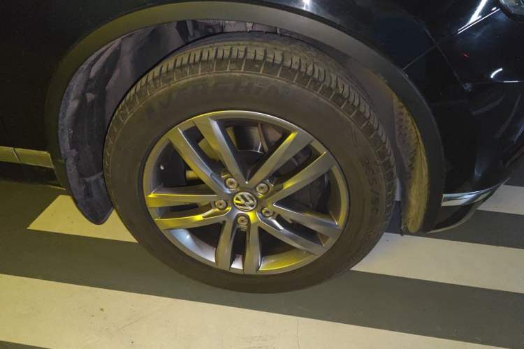 Used Volkswagen Touareg 2017 3.0 TSI Touareg Model Right Front Wheel Hub