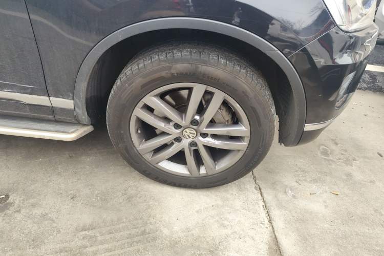 Used Volkswagen Touareg 2017 3.0 TSI Touareg Edition Right Front Wheel Hub