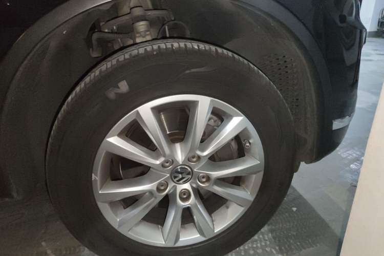 Used Volkswagen Touareg 2017 3.0 TSI Touareg Model Right Front Wheel Hub