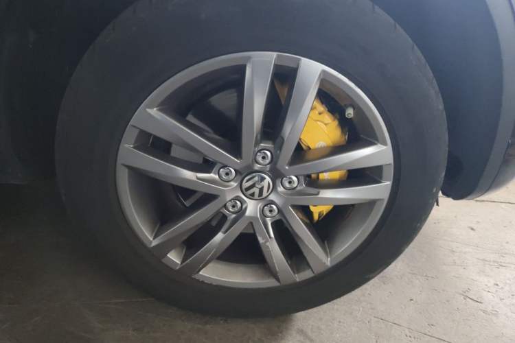 Used Volkswagen Touareg 2017 3.0 TSI Touareg Edition Right Front Wheel Hub