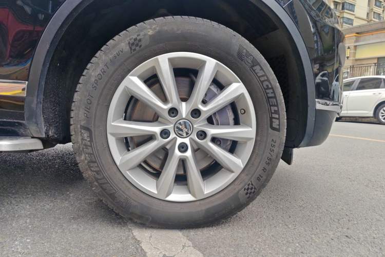 Used Volkswagen Touareg  Right Front Wheel Hub
