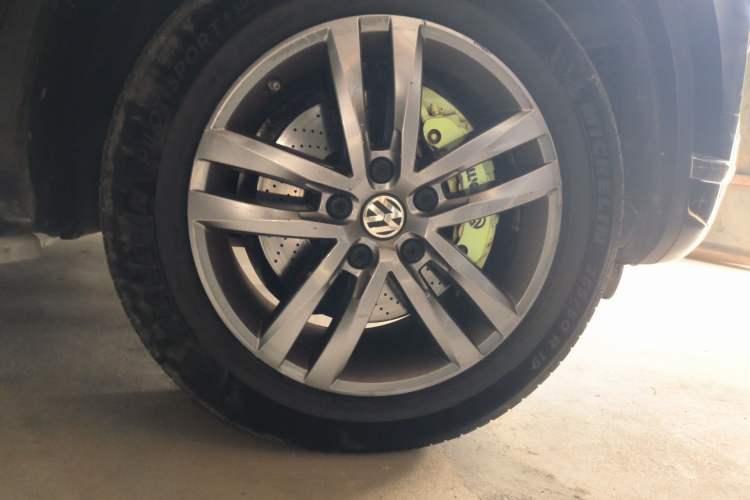 Used Volkswagen Touareg 2017 3.0 TSI Touareg Edition Right Front Wheel Hub