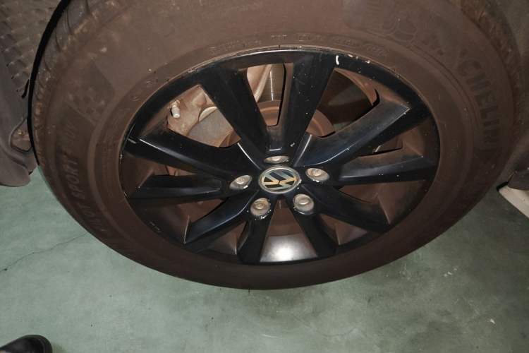 Used Volkswagen Touareg 2017 3.0 TSI Touareg Model Right Front Wheel Hub