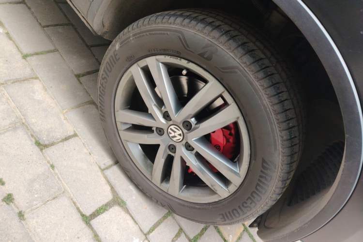 Used Volkswagen Touareg 2017 3.0 TSI Touareg Edition Right Front Wheel Hub
