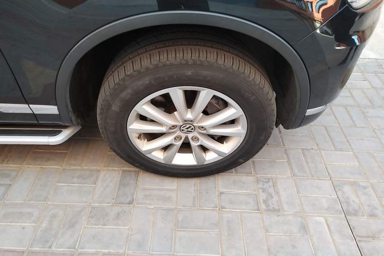 Used Volkswagen Touareg 2017 3.0 TSI Touareg Model Right Front Wheel Hub