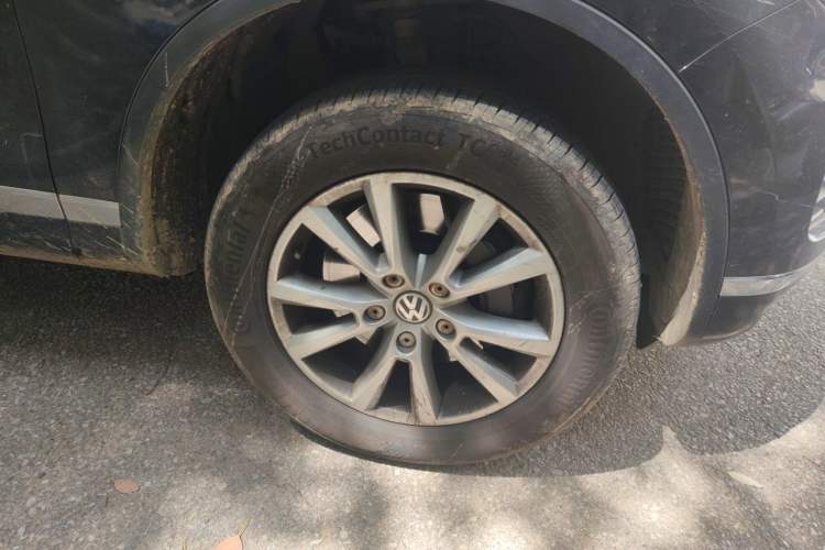 Used Volkswagen Touareg 2017 3.0 TSI Touareg Model Right Front Wheel Hub