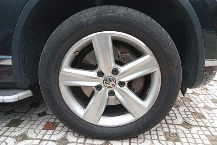 Used Volkswagen Touareg 2017 3.0 TSI Touareg Edition Right Front Wheel Hub