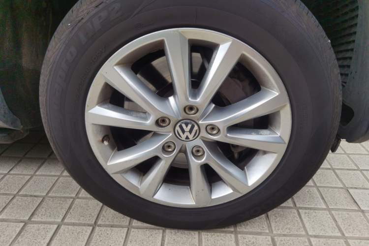 Used Volkswagen Touareg 2017 3.0 TSI Touareg Model Right Front Wheel Hub