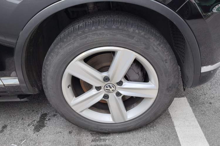 Used Volkswagen Touareg 2017 3.0 TSI Touareg Edition Right Front Wheel Hub