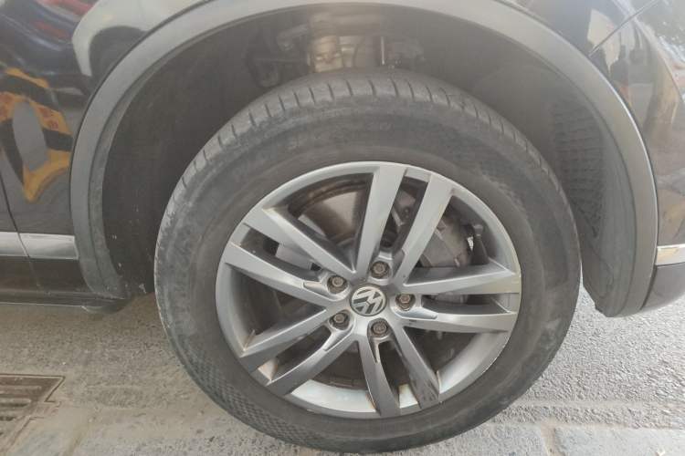 Used Volkswagen Touareg 2017 3.0 TSI Touareg Edition Right Front Wheel Hub