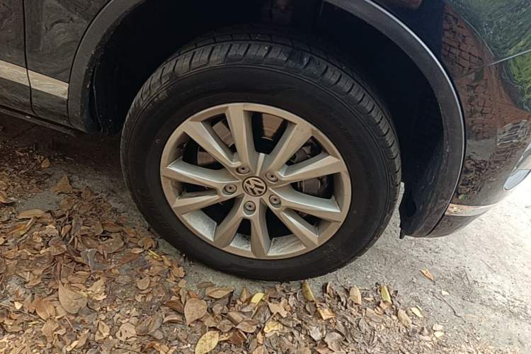 Used Volkswagen Touareg 2017 3.0 TSI Touareg Model Right Front Wheel Hub