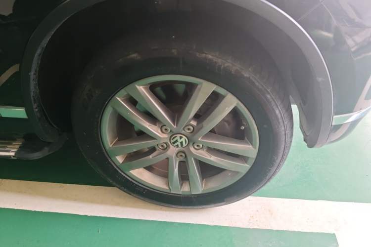 Used Volkswagen Touareg 2017 3.0 TSI Touareg Model Right Front Wheel Hub
