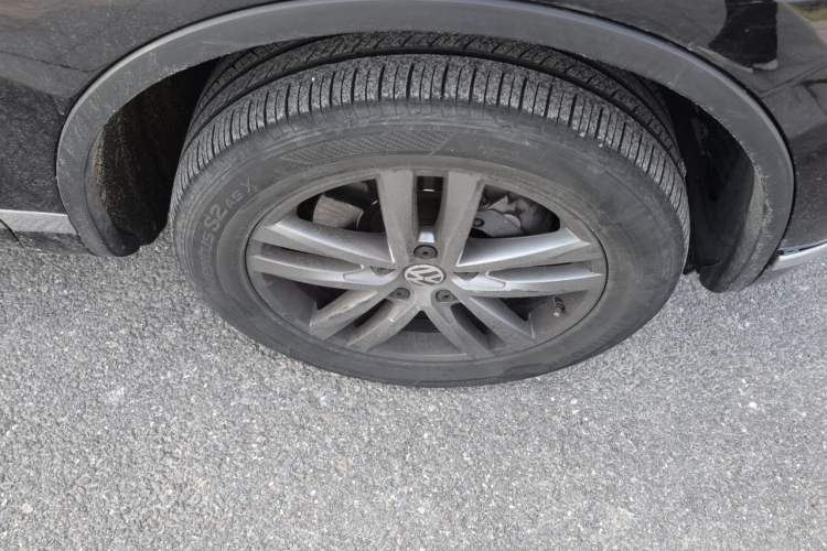 Used Volkswagen Touareg 2017 3.0 TSI Touareg Edition Right Front Wheel Hub