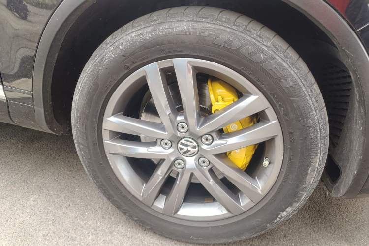 Used Volkswagen Touareg 2017 3.0 TSI Touareg Edition Right Front Wheel Hub